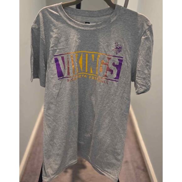 Minnesota Vikings NFL Team Apparel Gray Graphic Tee – Size M NWT - Picture 4 of 5